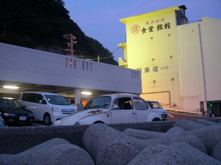 旅館をバックにもりのり号